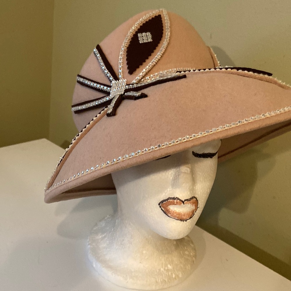NWOT TAN CHURCH DRESS HAT BY SWAN